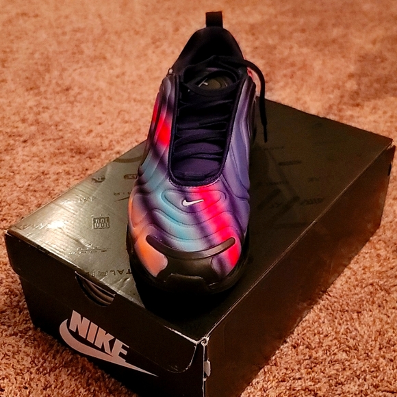 Nikes (women) - Picture 2 of 5